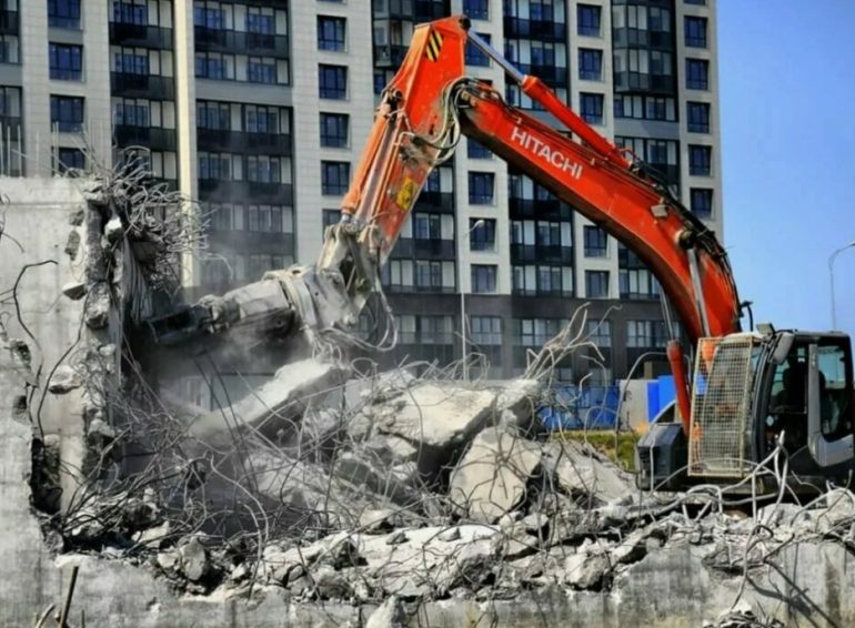 Технологии и методы сноса зданий в условиях плотной городской застройки