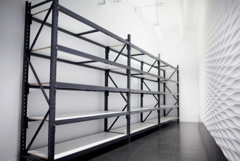 Изготовление металлических стеллажей: как выбрать надежную конструкцию для дома и бизнеса