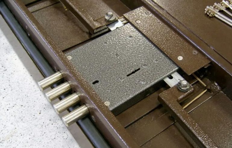 Врезка замков в металлическую дверь